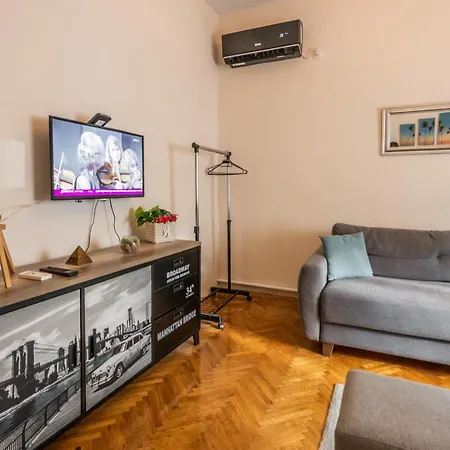 Neimar With Great Wi-fi And Free Parking